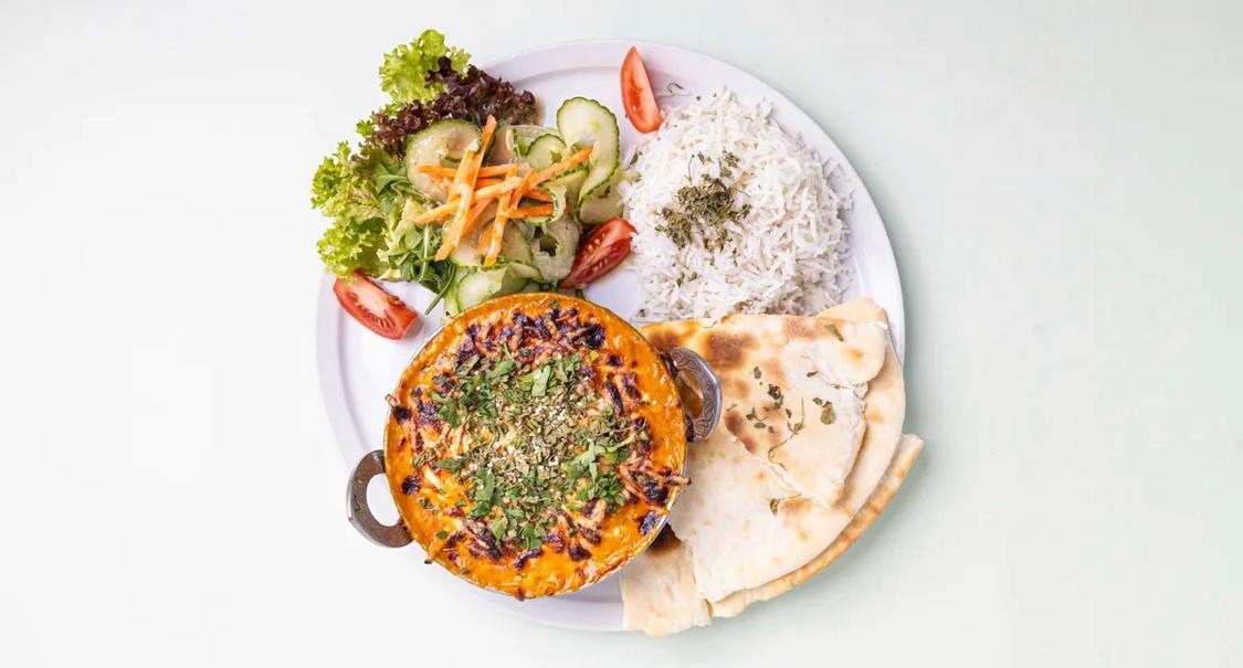 Butter Curry mit Reis, Naan und Salat